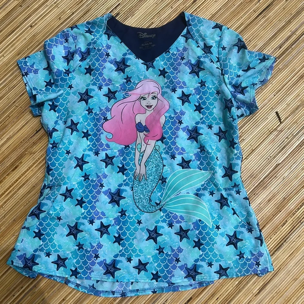 Disney Ocean Dream Ariel Women's 3-Pocket V-Neck Print Scrub Top Little mermaid - Picture 3 of 5